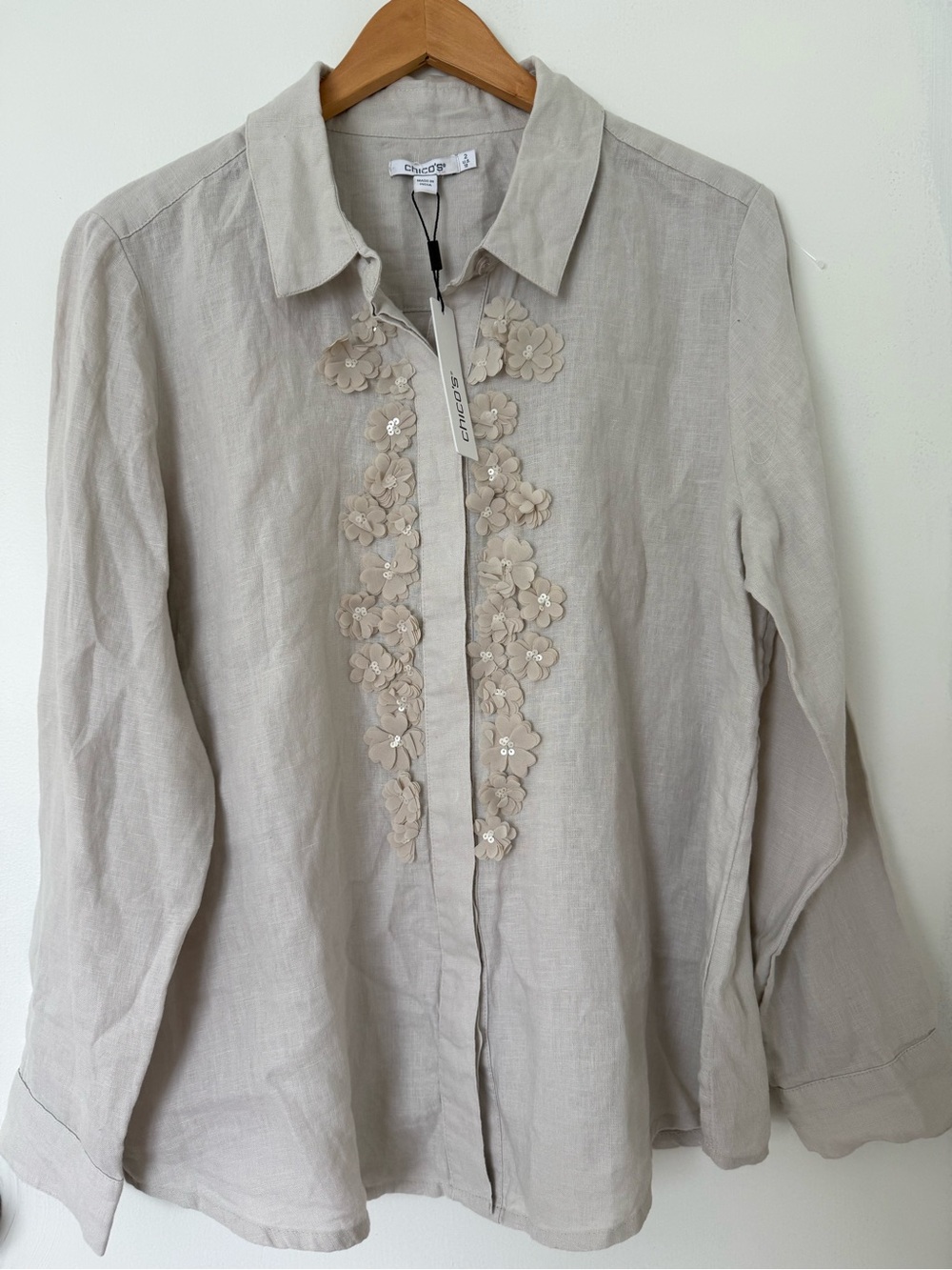 NWT Chico’s 100% Linen Button Front Shirt 3D Floral Beige Women Size 2- Large - Picture 2 of 9
